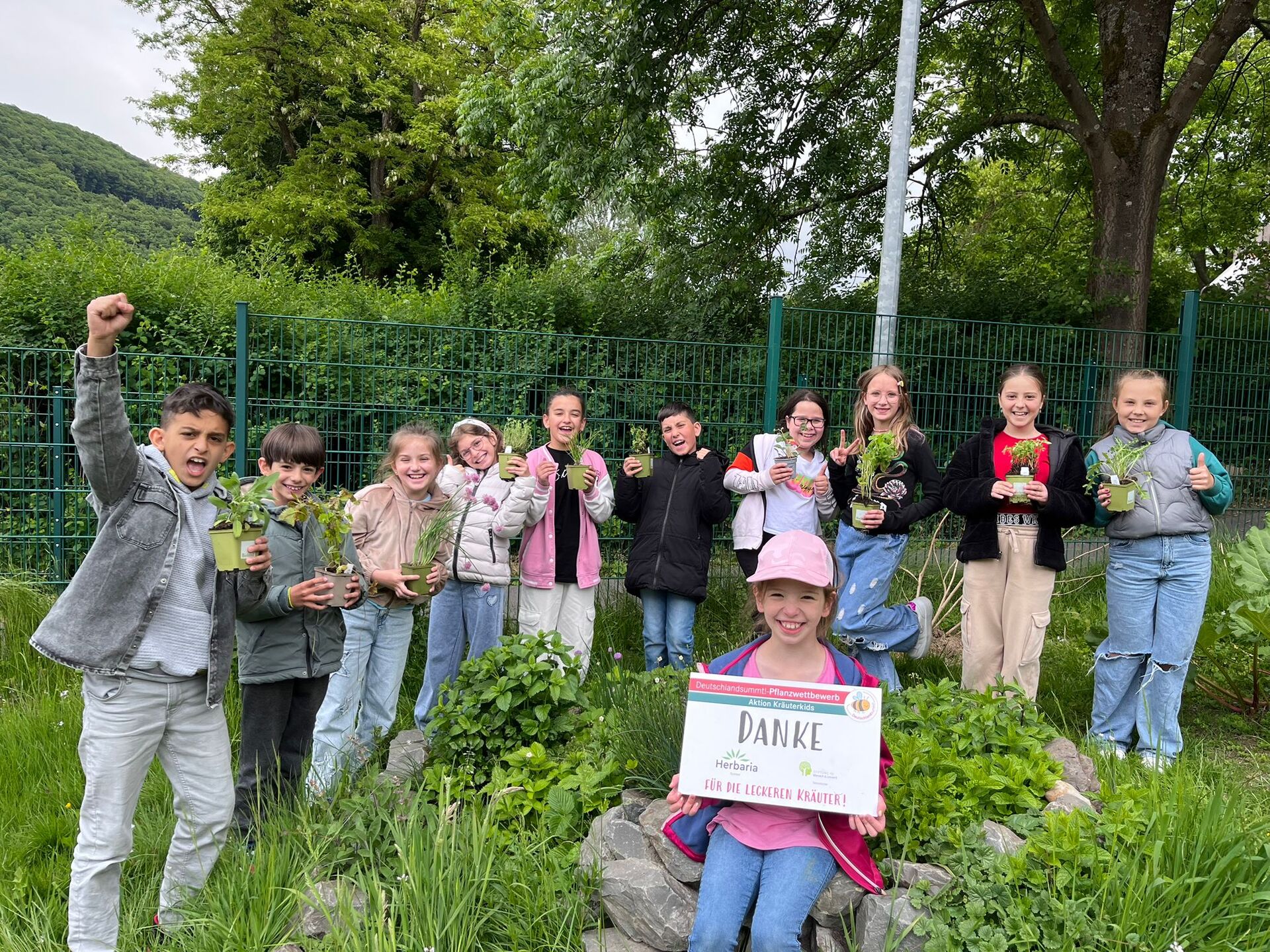 Deutschland summt!-Pflanzwettbewerb 2025: Kräuterkids-Teilnehmer*innen Deutschland summt!-Pflanzwettbewerb 2025: Schulkinder freuen sich über kostenfreie Kräuter für ihre Pflanzaktion